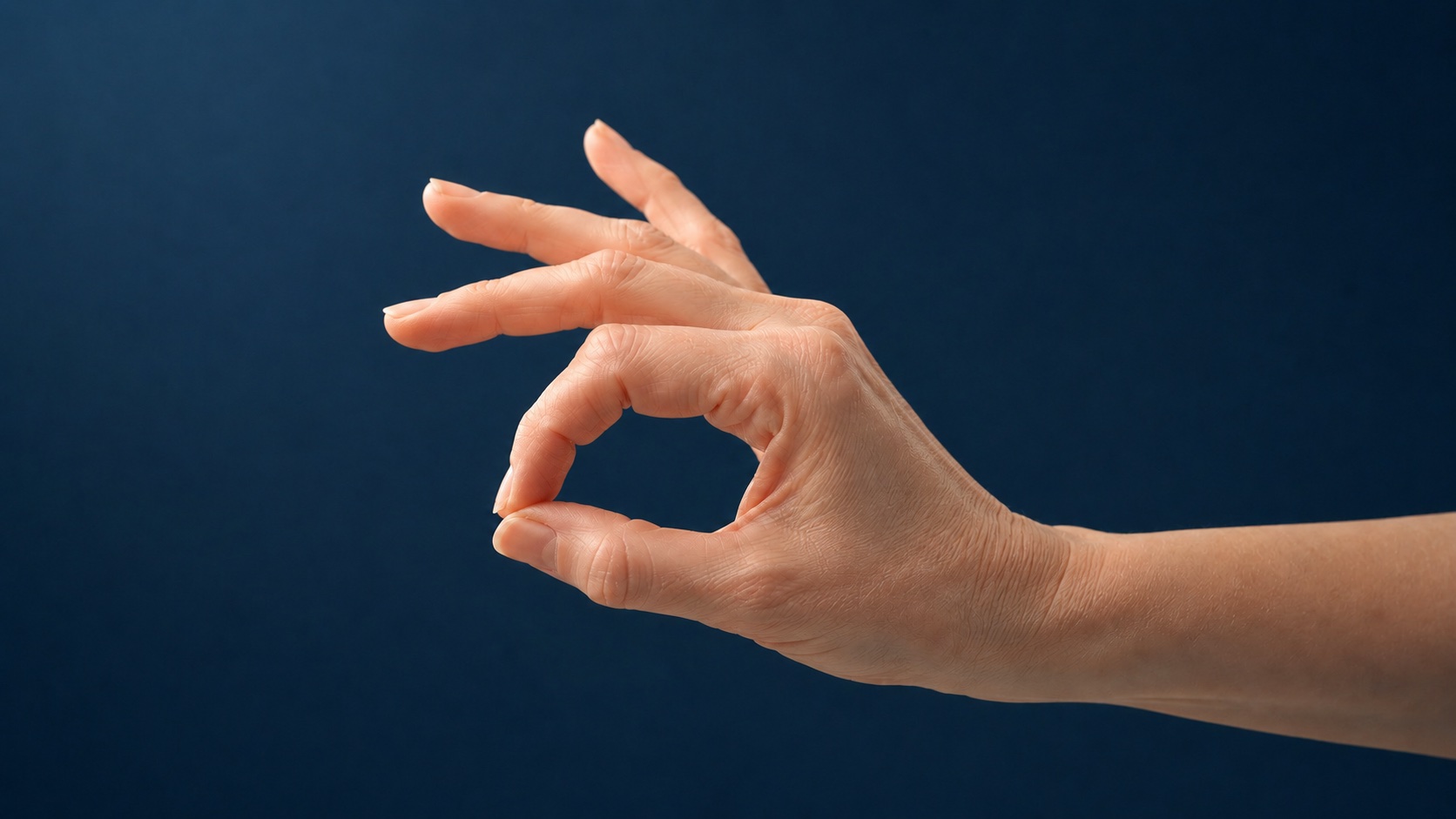 Mano femenina haciendo gesto de pinza — tratamiento de rizartrosis por el Dr. Samer Amaz en Santiago de Compostela