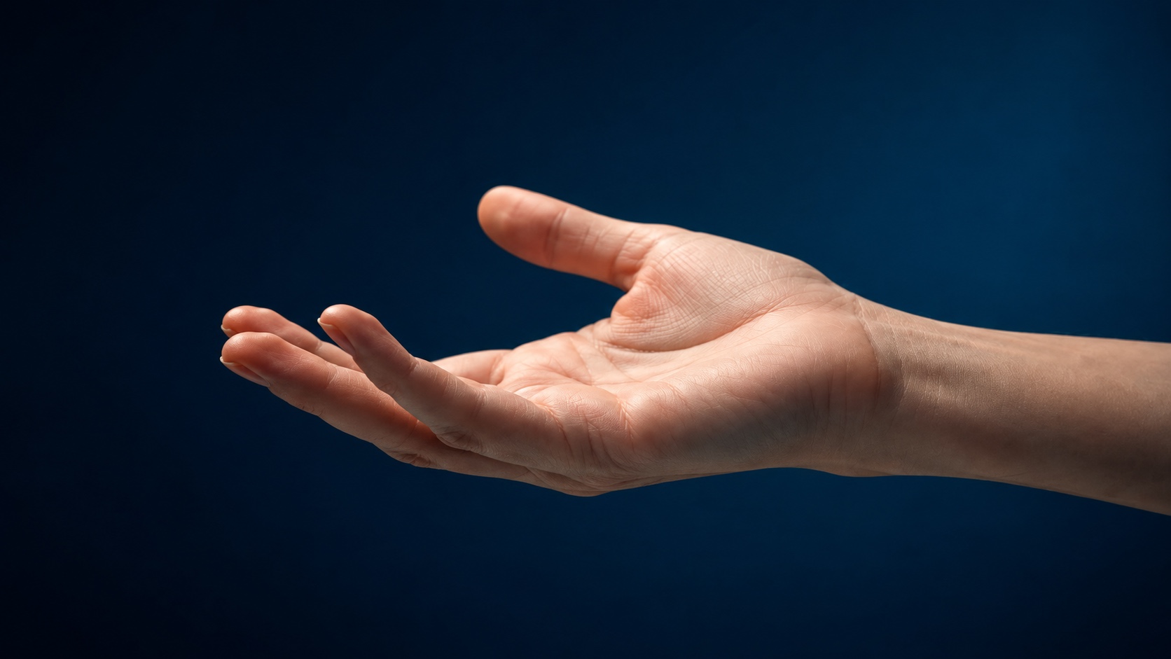 Mano femenina relajada con sensibilidad recuperada — tratamiento de túnel del carpo por el Dr. Samer Amaz en Santiago de Compostela