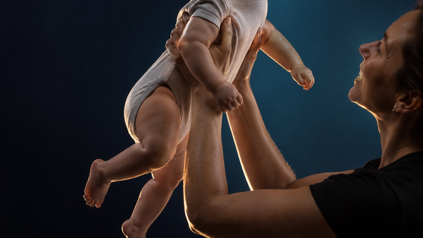 Madre alzando a su bebé sin dolor de muñeca — tratamiento de la tendinitis de De Quervain por el Dr. Samer Amaz en Santiago de Compostela